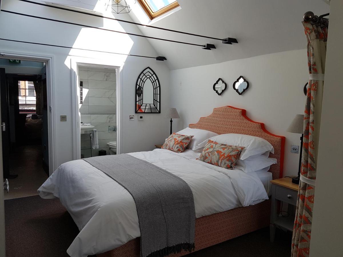 กิลบีส์ บาร์ แอนด์ เรสเตอรองท์ Bed & Breakfast วินด์เซอร์ ภายนอก รูปภาพ